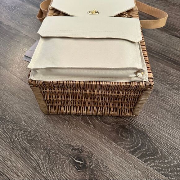 Corsica Wine & Cheese Picnic Basket - Picture 2 of 10